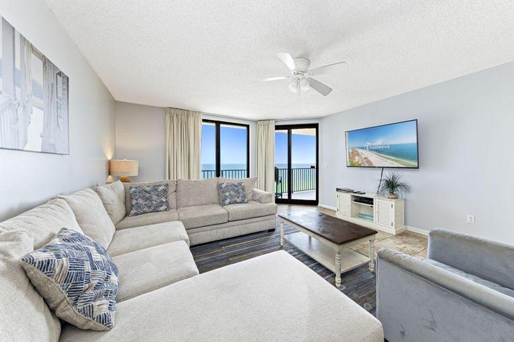 Elegante sala de estar con mobiliario moderno en un apartamento en Building Perdido Beach Boulevard - hosteeva - 1268064 - USA en Orange Beach, Orange Beach Elegante sala de estar con mobiliario moderno en un apartamento en Building Perdido Beach Boulevard - hosteeva - 1268064 - USA en Orange Beach, Orange Beach
