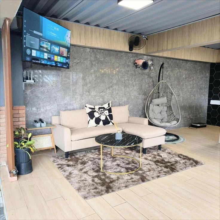 Elegant gestaltetes Wohnzimmer mit moderner Einrichtung in einer Wohnung im Building Elm Street - hosteeva - 1319300 in Bacolod, Bacolod Elegant gestaltetes Wohnzimmer mit moderner Einrichtung in einer Wohnung im Building Elm Street - hosteeva - 1319300 in Bacolod, Bacolod