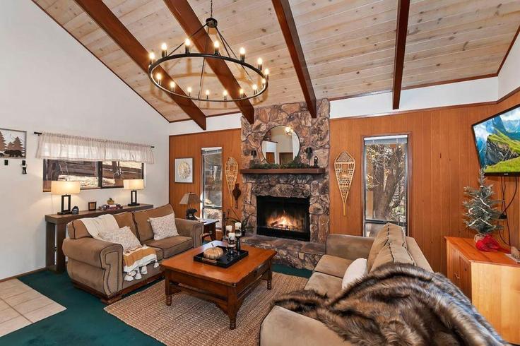 Elegant gestaltetes Wohnzimmer mit moderner Einrichtung in einer Wohnung im Building Mendocino Drive - hosteeva - 1266252 - LAX in Big Bear Lake, Big Bear Lake Elegant gestaltetes Wohnzimmer mit moderner Einrichtung in einer Wohnung im Building Mendocino Drive - hosteeva - 1266252 - LAX in Big Bear Lake, Big Bear Lake