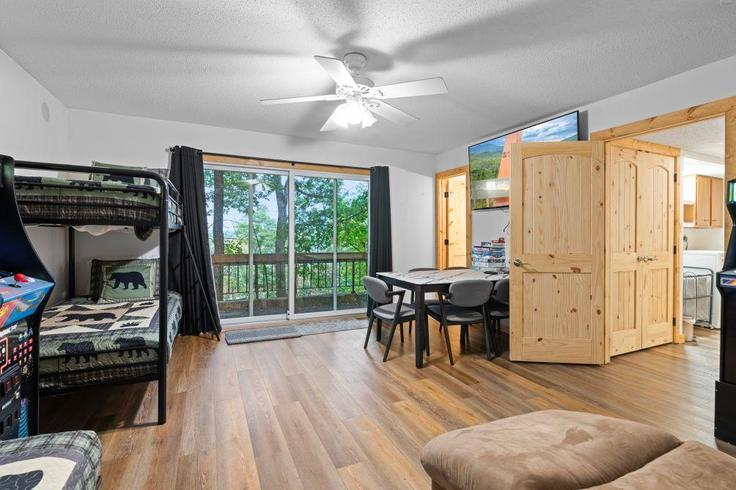 Elegant gestaltetes Wohnzimmer mit moderner Einrichtung in einer Wohnung im Building Battle Hill Road - hosteeva - 1367038 in Pigeon Forge, Pigeon Forge Elegant gestaltetes Wohnzimmer mit moderner Einrichtung in einer Wohnung im Building Battle Hill Road - hosteeva - 1367038 in Pigeon Forge, Pigeon Forge