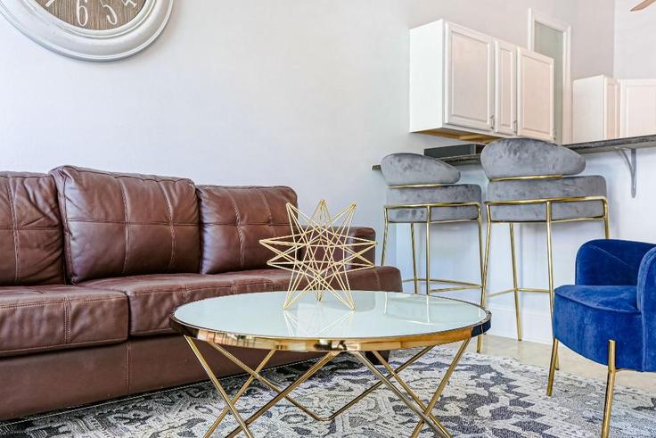 New Orleans, New Orleans에 위치한 Building Clio Street - hosteeva - 1267178 - USA 아파트의 세련된 인테리어가 돋보이는 거실 New Orleans, New Orleans에 위치한 Building Clio Street - hosteeva - 1267178 - USA 아파트의 세련된 인테리어가 돋보이는 거실