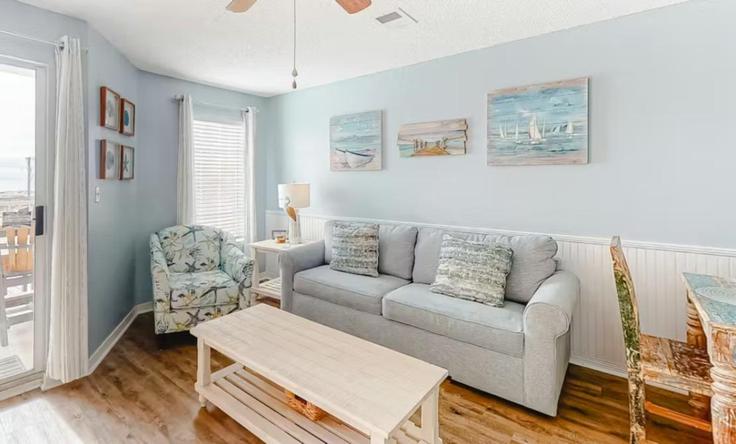 Gulf Shores Gulf ShoresのBuilding East Beach Boulevard - hosteeva - 1372727のアパートメントにある、モダンな家具を備えたエレガントなデザインのリビングルーム