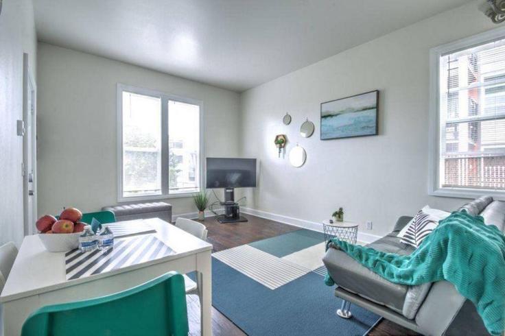 Seattle SeattleのBuilding 14th Avenue - hosteeva - 1270019 - SEAのアパートメントにある、モダンな家具を備えたエレガントなデザインのリビングルーム Seattle SeattleのBuilding 14th Avenue - hosteeva - 1270019 - SEAのアパートメントにある、モダンな家具を備えたエレガントなデザインのリビングルーム