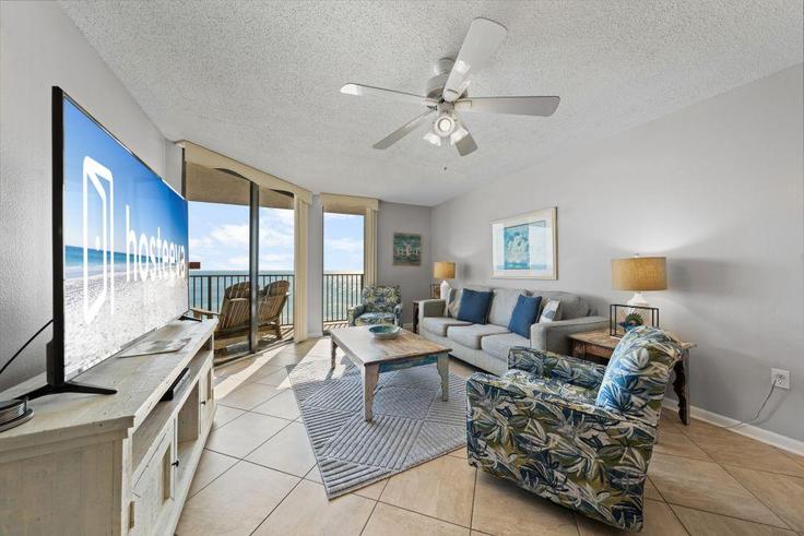 Elegant gestaltetes Wohnzimmer mit moderner Einrichtung in einer Wohnung im Building Perdido Beach Boulevard - hosteeva - 1266420 - USA in Orange Beach, Orange Beach