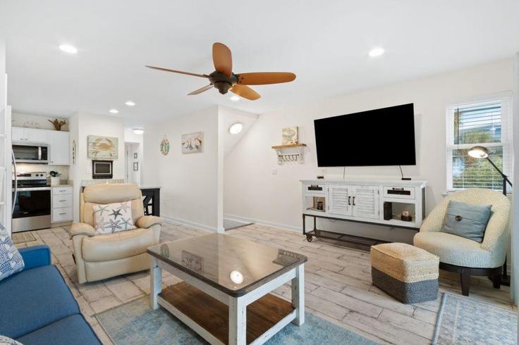 Sala de estar elegantemente projetada com móveis modernos em um apartamento no Building West Beach Boulevard - hosteeva - 1266366 - USA em Gulf Shores, Gulf Shores