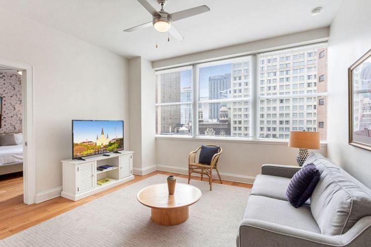 Sala de estar elegantemente projetada com móveis modernos em um apartamento no Building Common Street - hosteeva - 1266989 - USA em New Orleans, New Orleans Sala de estar elegantemente projetada com móveis modernos em um apartamento no Building Common Street - hosteeva - 1266989 - USA em New Orleans, New Orleans