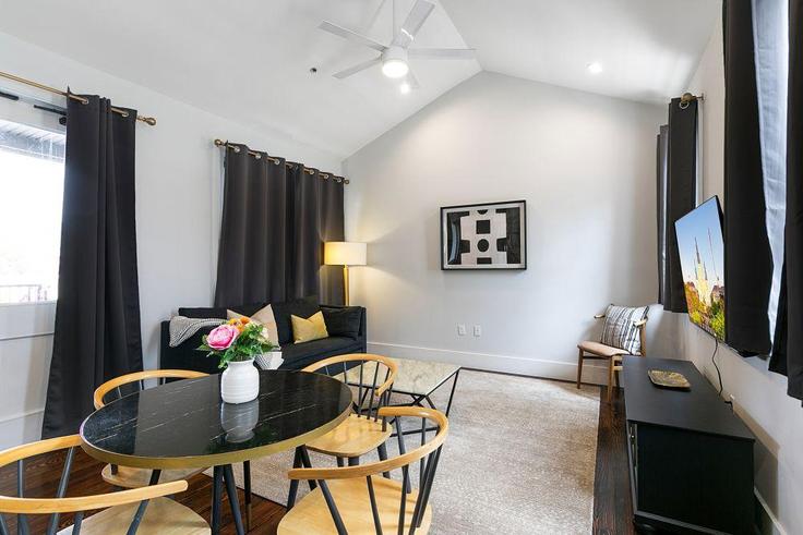Elegant gestaltetes Wohnzimmer mit moderner Einrichtung in einer Wohnung im Building Melpomene Street - hosteeva - 1266685 - USA in New Orleans, New Orleans