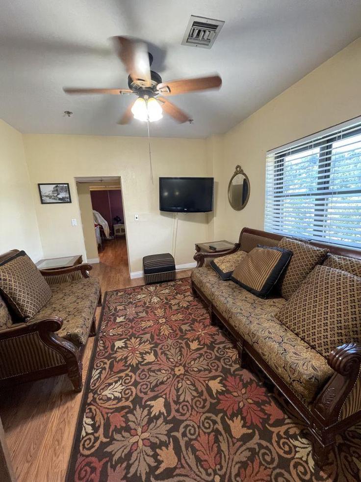 Placerville PlacervilleのBuilding Main Street - hosteeva - 1265998 - SFOのアパートメントにある、モダンな家具を備えたエレガントなデザインのリビングルーム