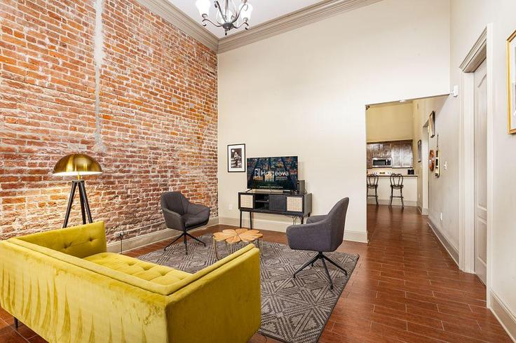 Sala de estar elegantemente projetada com móveis modernos em um apartamento no Building Baronne Street - hosteeva - 1267004 - USA em New Orleans, New Orleans