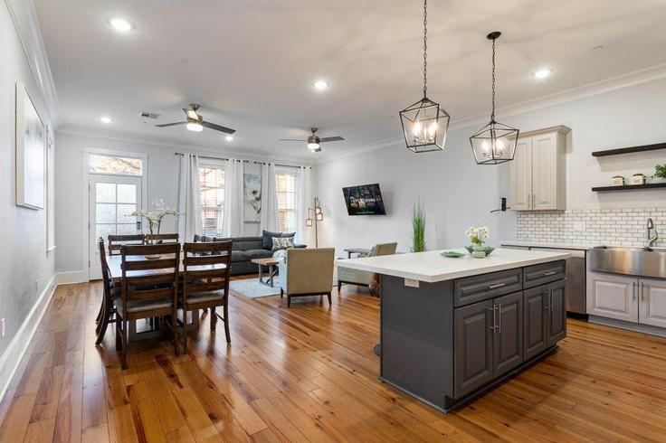 New Orleans, New Orleans에 위치한 Building Carondelet Street - hosteeva - 1269945 - USA 유닛의 세련된 인테리어가 돋보이는 거실 New Orleans, New Orleans에 위치한 Building Carondelet Street - hosteeva - 1269945 - USA 유닛의 세련된 인테리어가 돋보이는 거실