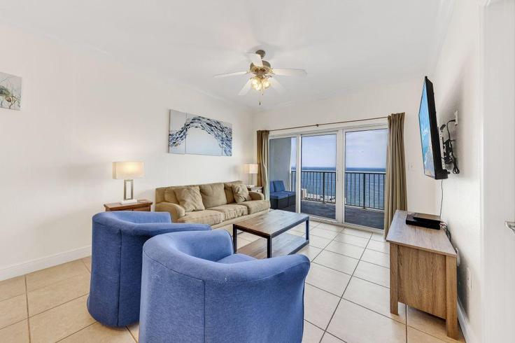 Elegante sala de estar con mobiliario moderno en un apartamento en Building West Beach Boulevard - hosteeva - 1270001 - USA en Gulf Shores, Gulf Shores Elegante sala de estar con mobiliario moderno en un apartamento en Building West Beach Boulevard - hosteeva - 1270001 - USA en Gulf Shores, Gulf Shores