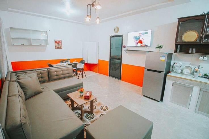 Elegante sala de estar con mobiliario moderno en un apartamento en Building Villa Teresa Subdivision - hosteeva - 1267792 en Zamboanga City, Zamboanga City