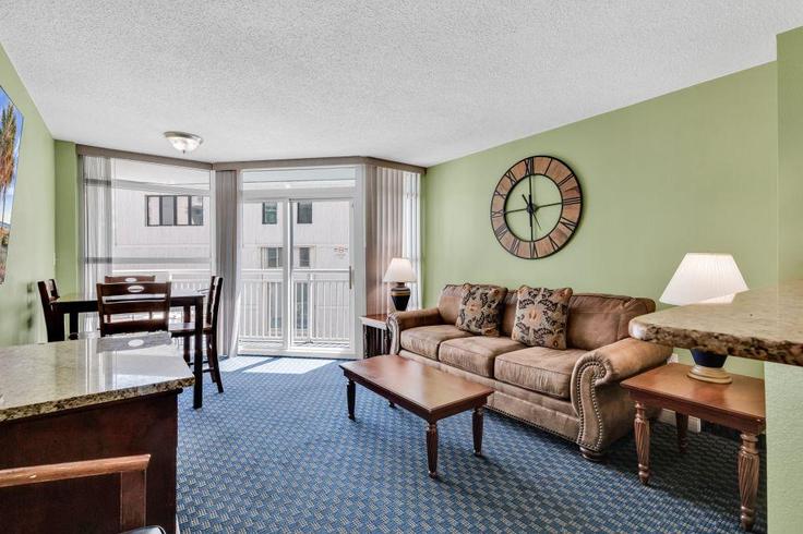 Sala de estar elegantemente projetada com móveis modernos em um apartamento no Building North Ocean Boulevard - hosteeva - 1266886 - USA em Myrtle Beach, Myrtle Beach Sala de estar elegantemente projetada com móveis modernos em um apartamento no Building North Ocean Boulevard - hosteeva - 1266886 - USA em Myrtle Beach, Myrtle Beach