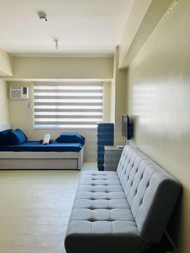 Elegant gestaltetes Wohnzimmer mit moderner Einrichtung in einer Wohnung im Building Donato Pison Avenue - hosteeva - 1266442 in Mandurriao, Iloilo City Elegant gestaltetes Wohnzimmer mit moderner Einrichtung in einer Wohnung im Building Donato Pison Avenue - hosteeva - 1266442 in Mandurriao, Iloilo City
