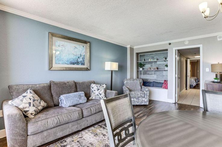 Building North Ocean Boulevard - hosteeva - 1390201 adresindeki bir dairede modern mobilyalarla zarif bir şekilde tasarlanmış oturma odası Myrtle Beach, Myrtle Beach Building North Ocean Boulevard - hosteeva - 1390201 adresindeki bir dairede modern mobilyalarla zarif bir şekilde tasarlanmış oturma odası Myrtle Beach, Myrtle Beach