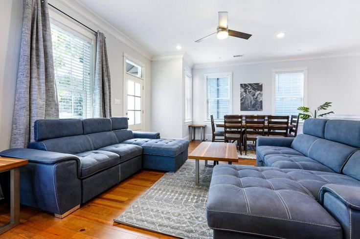 Elegante sala de estar con mobiliario moderno en un apartamento en Building Saint Charles Avenue - hosteeva - 1269976 - USA en New Orleans, New Orleans Elegante sala de estar con mobiliario moderno en un apartamento en Building Saint Charles Avenue - hosteeva - 1269976 - USA en New Orleans, New Orleans