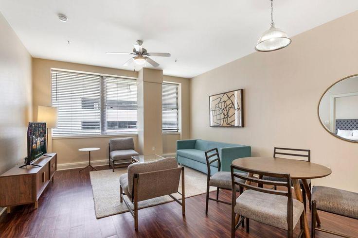 New Orleans, New Orleans에 위치한 Building Common Street - hosteeva - 1266902 - USA 유닛의 세련된 인테리어가 돋보이는 거실 New Orleans, New Orleans에 위치한 Building Common Street - hosteeva - 1266902 - USA 유닛의 세련된 인테리어가 돋보이는 거실