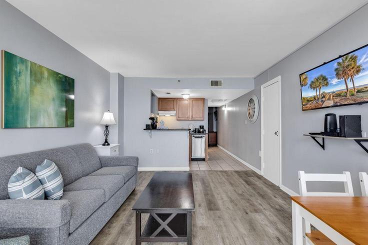 Salle de séjour élégante avec mobilier moderne dans un appartement à Building North Ocean Boulevard - hosteeva - 1270015 - USA à Myrtle Beach, Myrtle Beach Salle de séjour élégante avec mobilier moderne dans un appartement à Building North Ocean Boulevard - hosteeva - 1270015 - USA à Myrtle Beach, Myrtle Beach