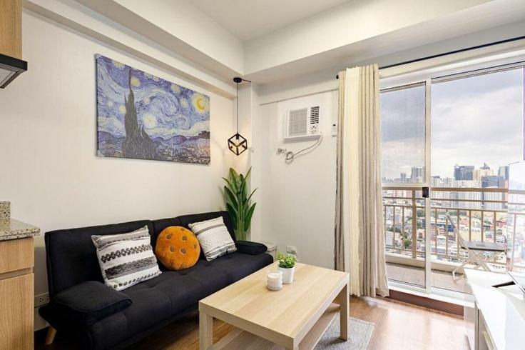 Sala de estar elegantemente projetada com móveis modernos em um apartamento no Building Dominga Street - hosteeva - 1388041 em Pasay City, Pasay City Sala de estar elegantemente projetada com móveis modernos em um apartamento no Building Dominga Street - hosteeva - 1388041 em Pasay City, Pasay City