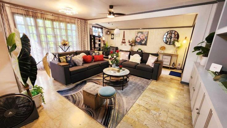 Elegant gestaltetes Wohnzimmer mit moderner Einrichtung in einer Wohnung im Building De la Rama Drive - hosteeva - 1266795 in Bacolod, Bacolod Elegant gestaltetes Wohnzimmer mit moderner Einrichtung in einer Wohnung im Building De la Rama Drive - hosteeva - 1266795 in Bacolod, Bacolod