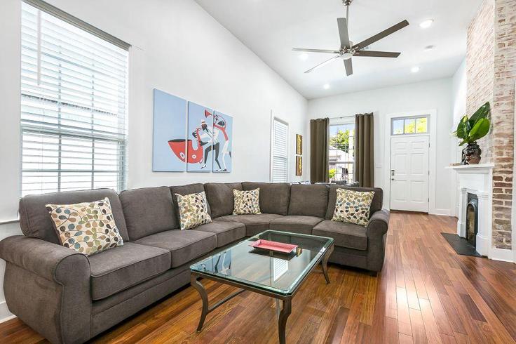 Elegant gestaltetes Wohnzimmer mit moderner Einrichtung in einer Wohnung im Building Tchoupitoulas Street - hosteeva - 1271683 - USA in New Orleans, New Orleans Elegant gestaltetes Wohnzimmer mit moderner Einrichtung in einer Wohnung im Building Tchoupitoulas Street - hosteeva - 1271683 - USA in New Orleans, New Orleans