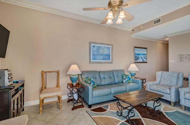 Building Perdido Beach Boulevard - hosteeva - 1369636 adresindeki bir dairede modern mobilyalarla zarif bir şekilde tasarlanmış oturma odası Orange Beach, Orange Beach Building Perdido Beach Boulevard - hosteeva - 1369636 adresindeki bir dairede modern mobilyalarla zarif bir şekilde tasarlanmış oturma odası Orange Beach, Orange Beach