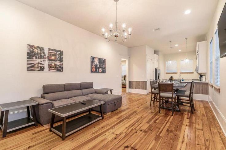 Salle de séjour élégante avec mobilier moderne dans un appartement à Building Carondelet Street - hosteeva - 1269203 - USA à New Orleans, New Orleans
