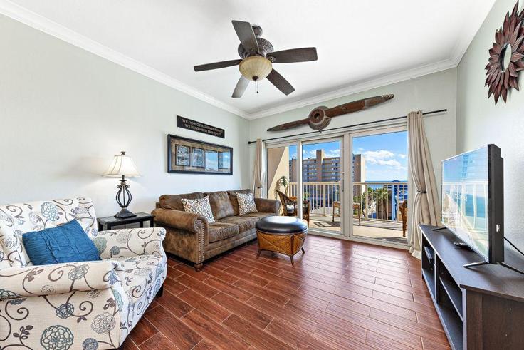 Gulf Shores, Gulf Shores에 위치한 Building West Beach Boulevard - hosteeva - 1268881 - USA 아파트의 세련된 인테리어가 돋보이는 거실 Gulf Shores, Gulf Shores에 위치한 Building West Beach Boulevard - hosteeva - 1268881 - USA 아파트의 세련된 인테리어가 돋보이는 거실