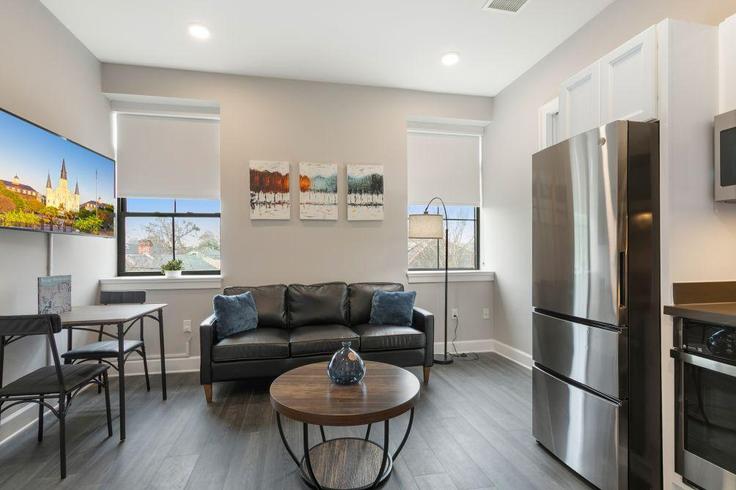 Elegant gestaltetes Wohnzimmer mit moderner Einrichtung in einer Wohnung im Building Saint Claude Avenue - hosteeva - 1462294 in New Orleans, New Orleans
