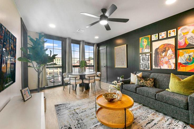 New Orleans New OrleansのBuilding Commerce Street - hosteeva - 1267104 - USAのアパートメントにある、モダンな家具を備えたエレガントなデザインのリビングルーム New Orleans New OrleansのBuilding Commerce Street - hosteeva - 1267104 - USAのアパートメントにある、モダンな家具を備えたエレガントなデザインのリビングルーム