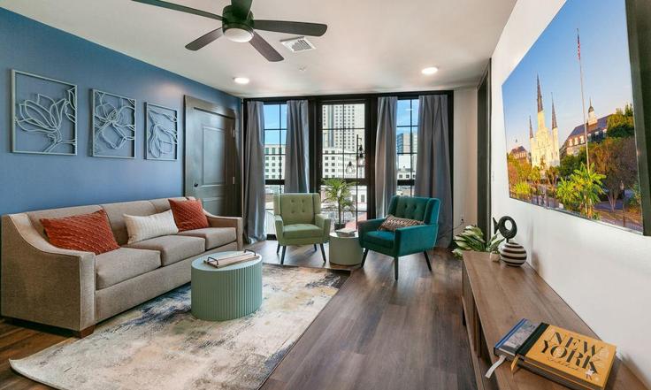 New Orleans New OrleansのBuilding Canal Street - hosteeva - 1267074 - USAのアパートメントにある、モダンな家具を備えたエレガントなデザインのリビングルーム New Orleans New OrleansのBuilding Canal Street - hosteeva - 1267074 - USAのアパートメントにある、モダンな家具を備えたエレガントなデザインのリビングルーム