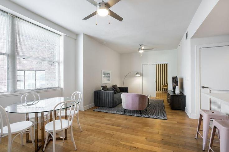 Building Common Street - hosteeva - 1267811 - USA adresindeki bir dairede modern mobilyalarla zarif bir şekilde tasarlanmış oturma odası New Orleans, New Orleans Building Common Street - hosteeva - 1267811 - USA adresindeki bir dairede modern mobilyalarla zarif bir şekilde tasarlanmış oturma odası New Orleans, New Orleans