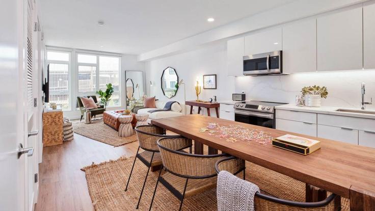 Salle de séjour élégante avec mobilier moderne dans un appartement à Building Ardent Way - hosteeva - 1321885 à Alameda, Alameda