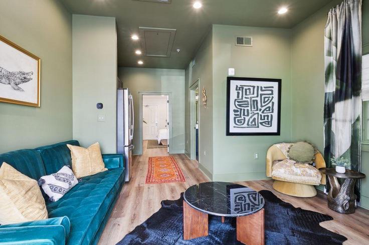 Building North Rampart Street - hosteeva - 1368483 adresindeki bir dairede modern mobilyalarla zarif bir şekilde tasarlanmış oturma odası New Orleans, New Orleans