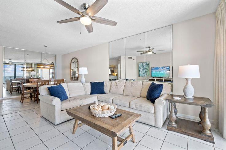 Elegant gestaltetes Wohnzimmer mit moderner Einrichtung in einer Wohnung im Building Perdido Beach Boulevard - hosteeva - 1299059 - USA in Orange Beach, Orange Beach Elegant gestaltetes Wohnzimmer mit moderner Einrichtung in einer Wohnung im Building Perdido Beach Boulevard - hosteeva - 1299059 - USA in Orange Beach, Orange Beach
