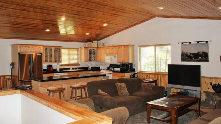 Building Edgemoor Road - hosteeva - 1266183 - LAX adresindeki bir dairede modern mobilyalarla zarif bir şekilde tasarlanmış oturma odası Big Bear Lake, Big Bear Lake Building Edgemoor Road - hosteeva - 1266183 - LAX adresindeki bir dairede modern mobilyalarla zarif bir şekilde tasarlanmış oturma odası Big Bear Lake, Big Bear Lake