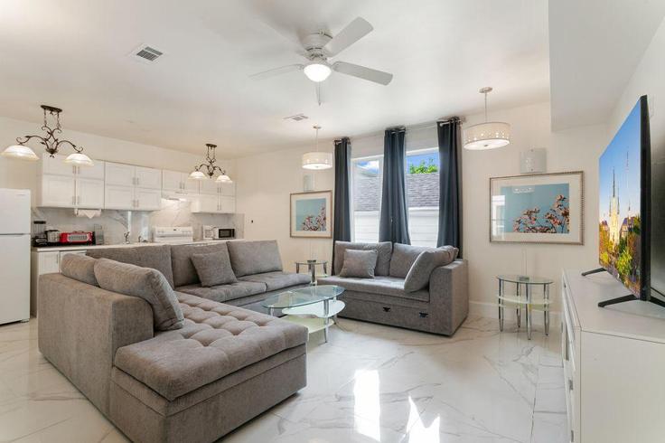 New Orleans, New Orleans에 위치한 Building Baronne Street - hosteeva - 1269251 - USA 유닛의 세련된 인테리어가 돋보이는 거실 New Orleans, New Orleans에 위치한 Building Baronne Street - hosteeva - 1269251 - USA 유닛의 세련된 인테리어가 돋보이는 거실