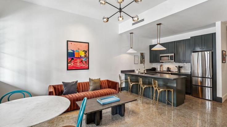 Elegant gestaltetes Wohnzimmer mit moderner Einrichtung in einer Wohnung im Building South Rampart Street - hosteeva - 1267141 - USA in New Orleans, New Orleans