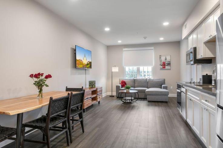 New Orleans New OrleansのBuilding Saint Claude Avenue - hosteeva - 1266556 - USAのアパートメントにある、モダンな家具を備えたエレガントなデザインのリビングルーム New Orleans New OrleansのBuilding Saint Claude Avenue - hosteeva - 1266556 - USAのアパートメントにある、モダンな家具を備えたエレガントなデザインのリビングルーム