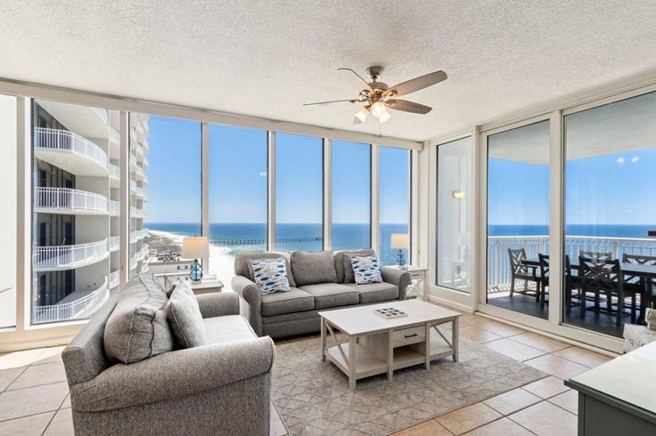 Sala de estar elegantemente projetada com móveis modernos em um apartamento no Building East Beach Boulevard - hosteeva - 1267864 - USA em Gulf Shores, Gulf Shores
