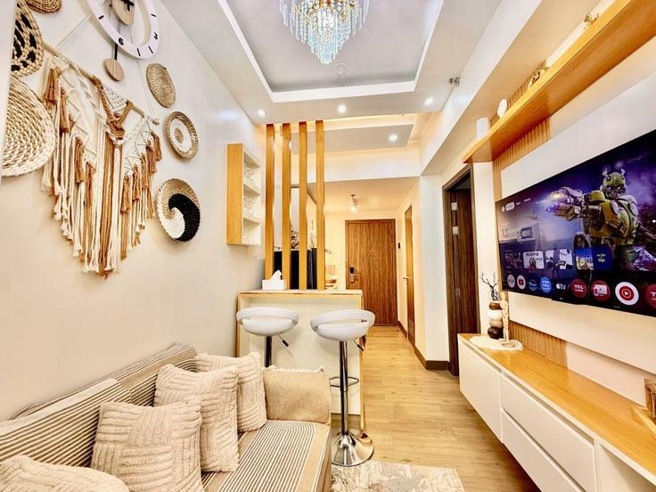 Building Rosal - hosteeva - 1358137 adresindeki bir dairede modern mobilyalarla zarif bir şekilde tasarlanmış oturma odası Parañaque, Parañaque Building Rosal - hosteeva - 1358137 adresindeki bir dairede modern mobilyalarla zarif bir şekilde tasarlanmış oturma odası Parañaque, Parañaque