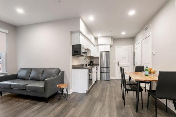 Elegant gestaltetes Wohnzimmer mit moderner Einrichtung in einer Wohnung im Building Saint Claude Avenue - hosteeva - 1266594 - USA in New Orleans, New Orleans