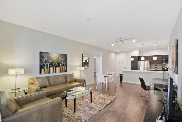 Sala de estar elegantemente projetada com móveis modernos em um apartamento no Building Haven Avenue - hosteeva - 1267174 em Menlo Park, Menlo Park Sala de estar elegantemente projetada com móveis modernos em um apartamento no Building Haven Avenue - hosteeva - 1267174 em Menlo Park, Menlo Park