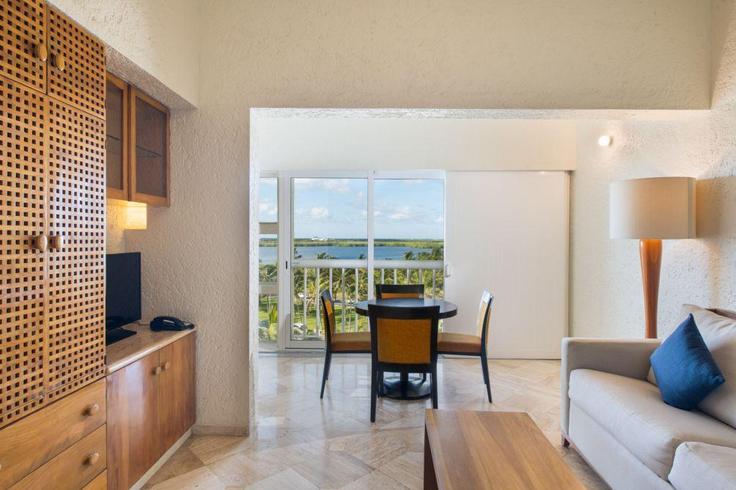 Salle de séjour élégante avec mobilier moderne dans un appartement à Building Boulevard Kukulcan - hosteeva - 1355273 à Cancún, Cancún