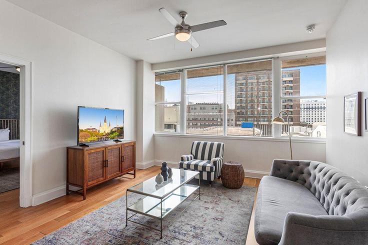 Sala de estar elegantemente projetada com móveis modernos em um apartamento no Building Common Street - hosteeva - 1267813 - USA em New Orleans, New Orleans Sala de estar elegantemente projetada com móveis modernos em um apartamento no Building Common Street - hosteeva - 1267813 - USA em New Orleans, New Orleans