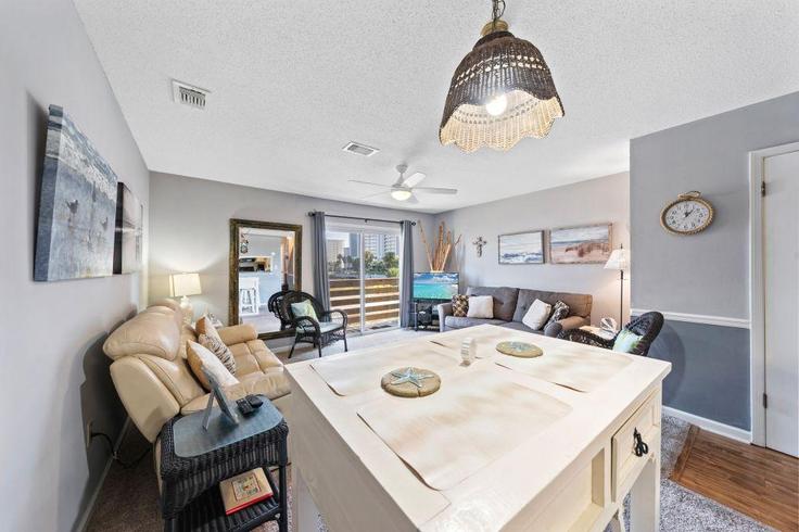 Elegante sala de estar con mobiliario moderno en un apartamento en Building East Beach Boulevard - hosteeva - 1372029 en Gulf Shores, Gulf Shores