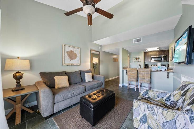 Building Perdido Beach Boulevard - hosteeva - 1379207 adresindeki bir dairede modern mobilyalarla zarif bir şekilde tasarlanmış oturma odası Orange Beach, Orange Beach Building Perdido Beach Boulevard - hosteeva - 1379207 adresindeki bir dairede modern mobilyalarla zarif bir şekilde tasarlanmış oturma odası Orange Beach, Orange Beach
