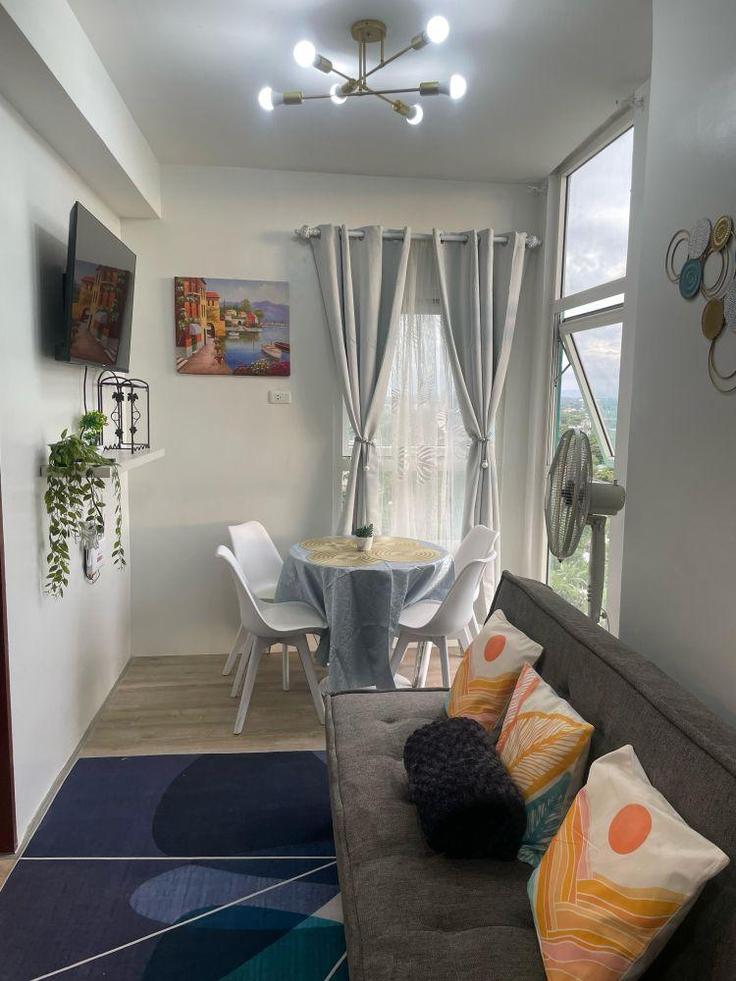 Elegant gestaltetes Wohnzimmer mit moderner Einrichtung in einer Wohnung im Building PX27+88G - hosteeva - 1334738 in Bacolod, Bacolod Elegant gestaltetes Wohnzimmer mit moderner Einrichtung in einer Wohnung im Building PX27+88G - hosteeva - 1334738 in Bacolod, Bacolod