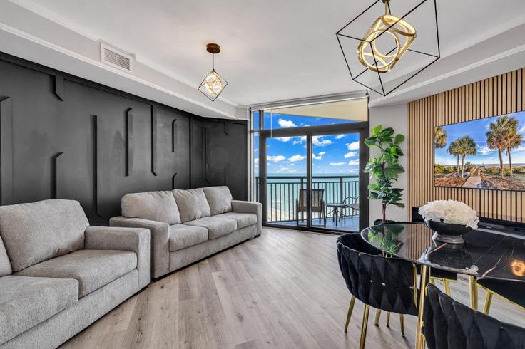 Sala de estar elegantemente projetada com móveis modernos em um apartamento no Building North Ocean Boulevard - hosteeva - 1266862 - USA em Myrtle Beach, Myrtle Beach Sala de estar elegantemente projetada com móveis modernos em um apartamento no Building North Ocean Boulevard - hosteeva - 1266862 - USA em Myrtle Beach, Myrtle Beach