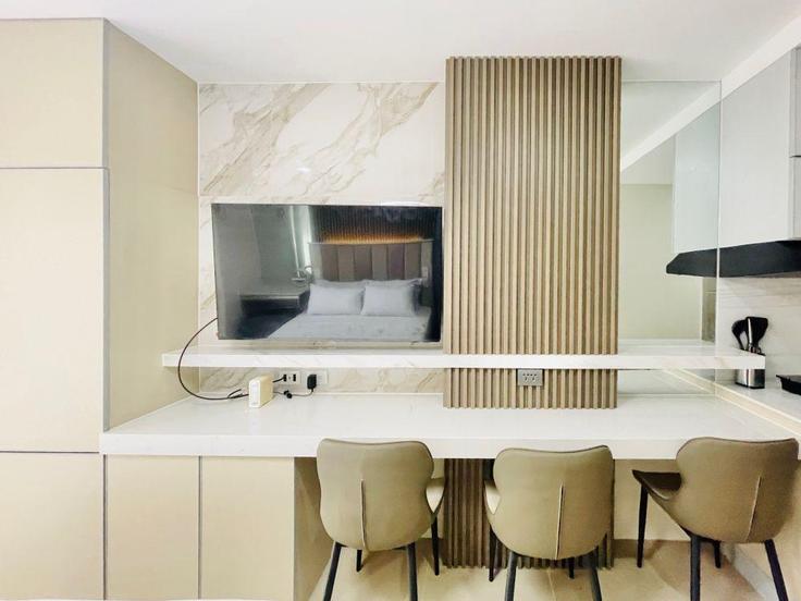 Iloilo City Proper, Iloilo City에 위치한 Building MHX5+RWQ - hosteeva - 1346054 유닛의 세련된 인테리어가 돋보이는 거실 Iloilo City Proper, Iloilo City에 위치한 Building MHX5+RWQ - hosteeva - 1346054 유닛의 세련된 인테리어가 돋보이는 거실